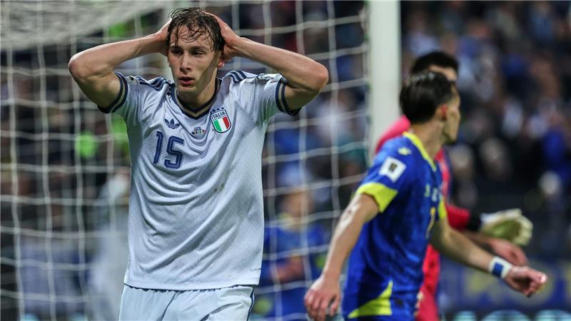 Zum Verzweifeln: Nationalstürmer Pio Esposito fasst sich an den Kopf.