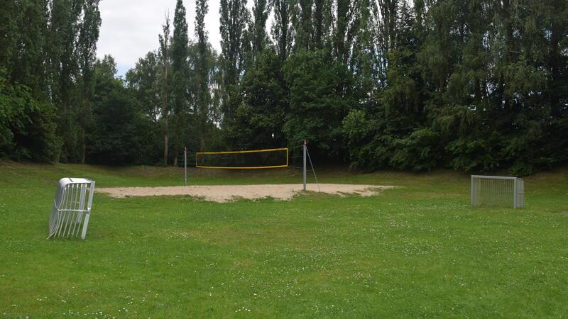 Freibad-Check: Das Smartphone öffnet die Türen in Horneburg Zum Volleyballspielen ist ein eigenes Feld vorhanden. Fußballer müssen sich den Platz mit den Liegegästen teilen.