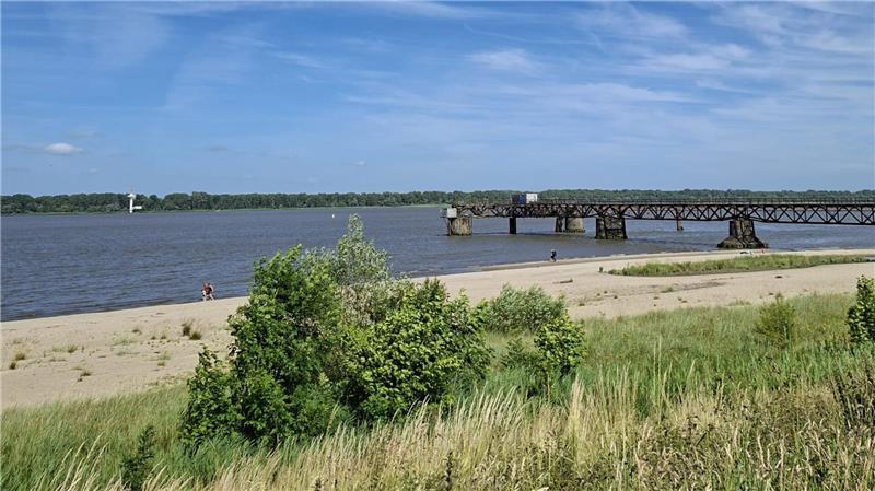 Zum Wochenende hin soll es heiß werden: Abkühlen können sich Stader am Abbenflether Strand. (Archivbild)