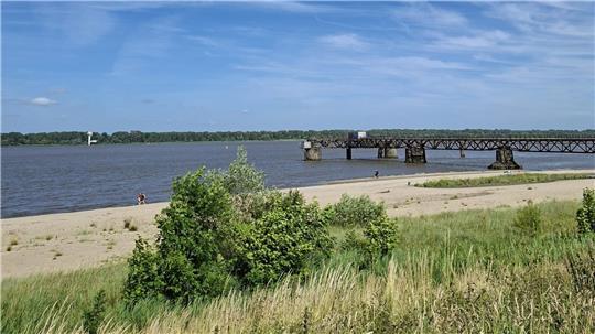 Zum Wochenende hin soll es heiß werden: Abkühlen können sich Stader am Abbenflether Strand. (Archivbild)