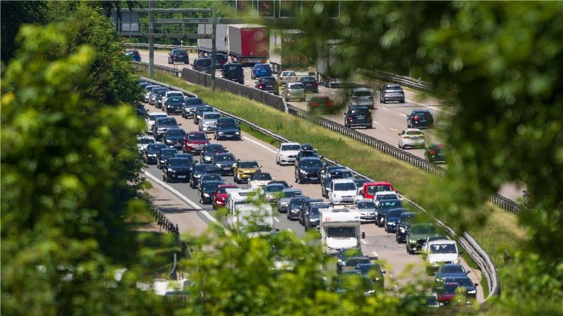 Autofahrern droht am Wochenende langes Warten in der Hitze Zum Wochenende rechnet der ADAC wieder mit Staus auf Autobahnen. (Archivbild)