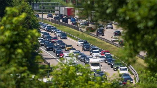 Zum Wochenende rechnet der ADAC wieder mit Staus auf Autobahnen. (Archivbild)