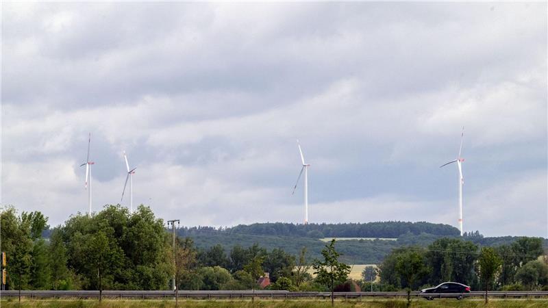Zum Wochenstart dürfte es vielerorts wolkig am Himmel bleiben.