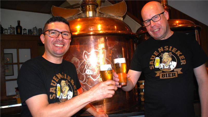 Morgens um acht beim Bierbrauen in Sauensiek - 20 Sorten im Angebot Zum Wohl auf den selbst gebrauten Gerstensaft: Yeison Ramirez (links) und Nikolaus Klindworth gönnen sich ein helles Blondes aus Sauensiek.