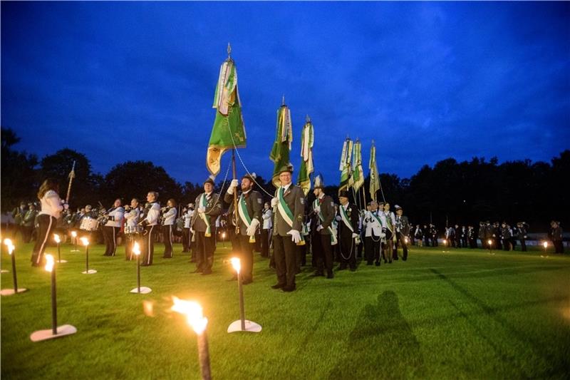 Großer Zapfenstreich: Schützenfest in Altkloster eröffnet Zum Zapfenstreich treten rund 300 Schützen und Schützinnen im Jahnstadion an. Foto: Jan Iso Jürgens