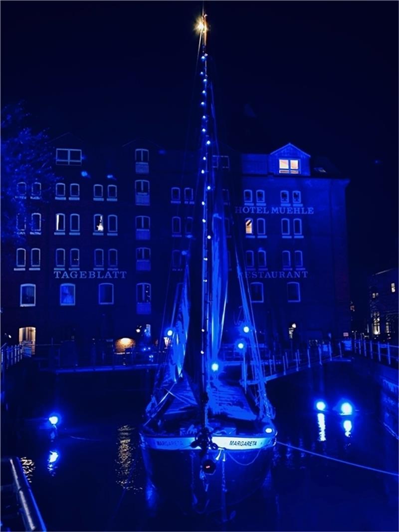 Schwimmende Ewer-Bühne in Buxtehude hat jetzt ein Dach Zum diesjährigen Welt-Autismus-Tag wurde der Ewer unter vollen Segeln und in blaues Licht getaucht zum leuchtenden Symbol.
