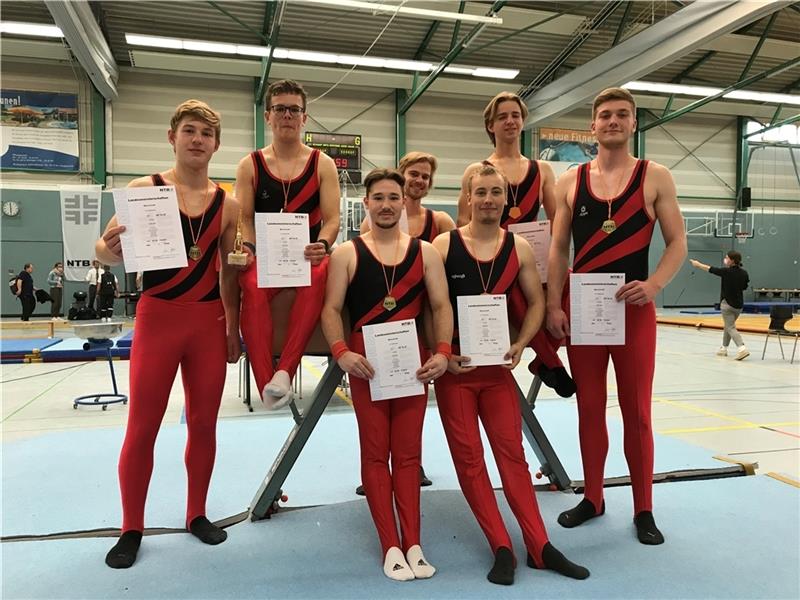 Großer Erfolg in Göttingen: Turner des TuS Jork erstmals Landesmeister Zum ersten Mal Landesmeister: Die Jorker Turner Jannis Tiedemann, Janik de Brabandt, Patrick Bär, Finn Clostermann, Lars Pätow, Jano Röder und Thore Feindt (von links).