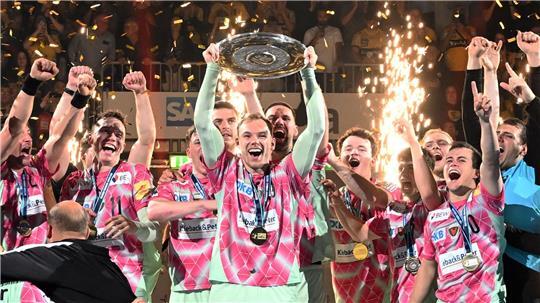 Zum ersten Mal Meister: Die Füchse Berlin bejubeln den Sieg der deutschen Handball-Meisterschaft.