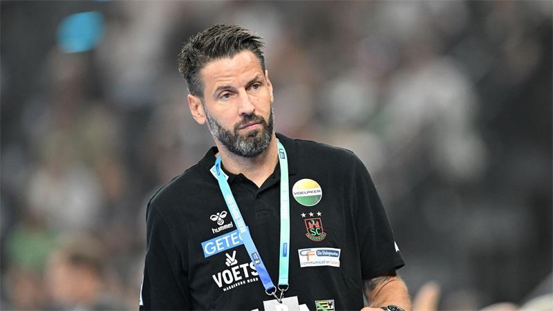 Magdeburg macht es deutlich – Blomberg-Lippe nervenstark Zum ersten Mal Supercup-Sieger als Trainer: Bennet Wiegert.