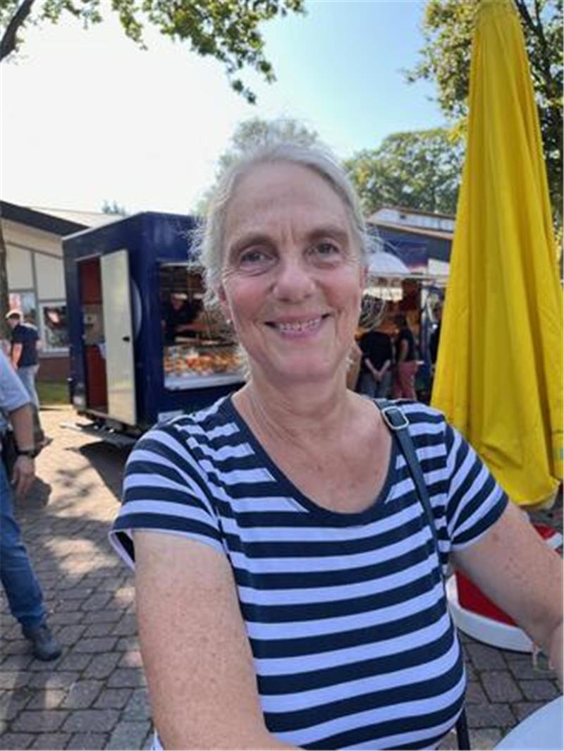 Zum ersten Mal auf dem Himmelpfortener Wochenmarkt ist Bärbel Eickhoff. Ihr Eindruck: Familiäre Wohlfühlatmosphäre.