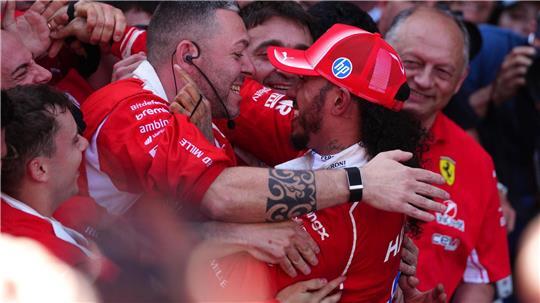 Zum ersten Mal gewinnt Lewis Hamilton im Ferrari.