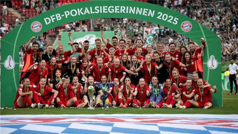 Zum ersten Mal holen die Bayern-Frauen den Meistertitel und den Pokal. 