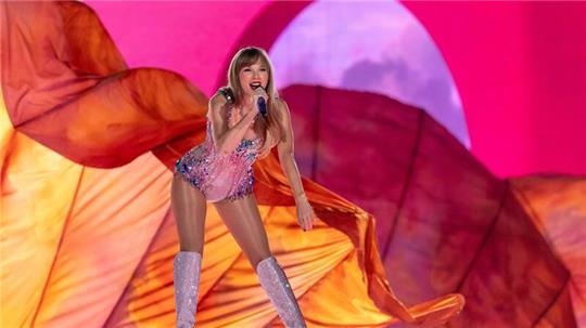 Zum ersten Mal seit neun Jahren spielt US-Sängerin Taylor Swift wieder Konzerte in Deutschland. Mit ihrer „Eras Tour“ kommt sie nach Gelsenkirchen, Hamburg und München.