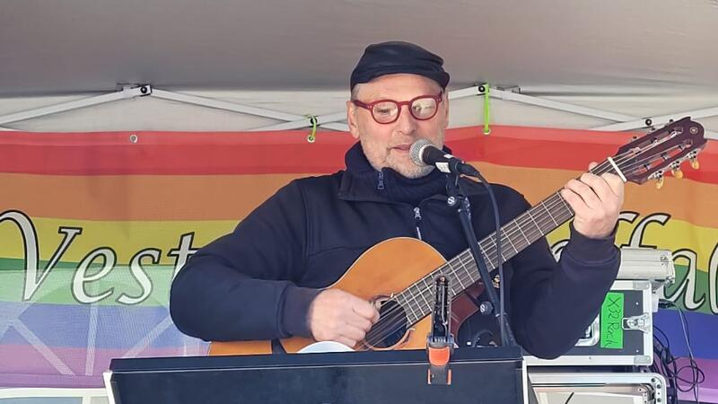 Der Oldenburger Liedermacher Trubartic bei einer Protestveranstaltung