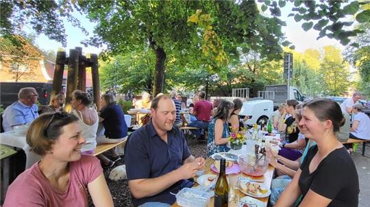 Zum gemeinsamen „Abendbrot in Steinkirchen“ laden die Gemeinde und der Gewerbeverein ein.