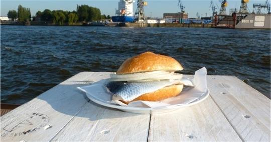 Zum leckeren Fischbrötchen gibt es nach Wahl Kaffee oder ein kühles Blondes. Foto Tapper