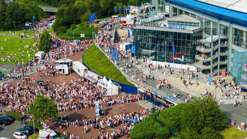 Gelsenkirchen, Taylor’s Version Zum offiziellen Einlass um 16.30 Uhr war der Andrang an der Veltins-Arena bereits groß.