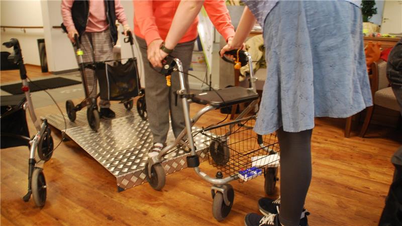 „Habe ich bestanden?“: Senioren in Apensen machen Rollator-Führerschein Zum sicheren Überwinden von Absätzen sind gute Bremsen wichtig.