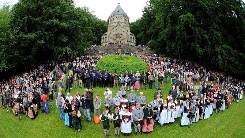 Bayern huldigt seinem „Kini“ Ludwig II. Zum traditionellen Gedenken an der Votivkapelle wurden auch Vertreter der Wittelsbacher erwartet. (Archivbild)