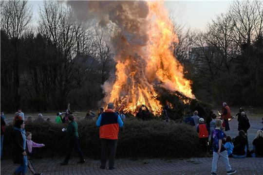 Zum traditionellen Osterfeuer in Norderstedt kommen in der Regel bis zu 3000 Menschen.