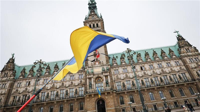 Zum vierten Jahrestag des russischen Angriffs auf die Ukraine planen Senat und Bürgerschaft eine Gedenkveranstaltung am Hamburger Rathaus. (Archivbild)