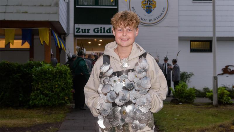 Zapfenstreich in Buxtehude: Das steckt hinter der Schützenfest-Tradition Zum zweiten Mal in Folge Kinderkönig: Der elfjährige Johann Lattki.
