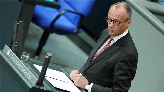 Zum zweiten Mal innerhalb von acht Tagen redet Merz in einer Generaldebatte im Bundestag. (Archivbild)