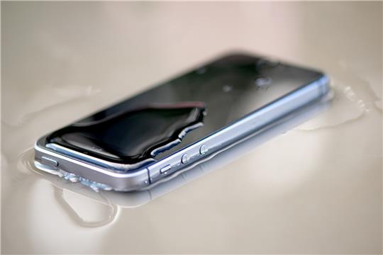 Zumindest dann nicht, wenn das Smartphone keine IP-Schutz-Zertifizierung hat. Dann gilt nämlich: Höchstens ein paar Trofpen Wasser sind risikolos. Foto: Zacharie Scheurer/dpa