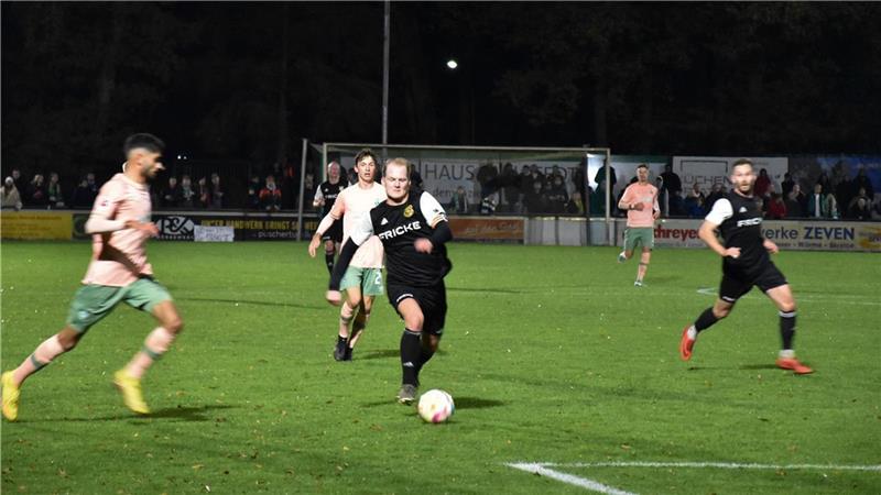 Heeslinger SC wehrt sich tapfer gegen Werder Bremen Zumindest eine Halbzeit lang bot Bundesligist Werder Bremen einige seiner Stars auf. Foto: Overschmidt