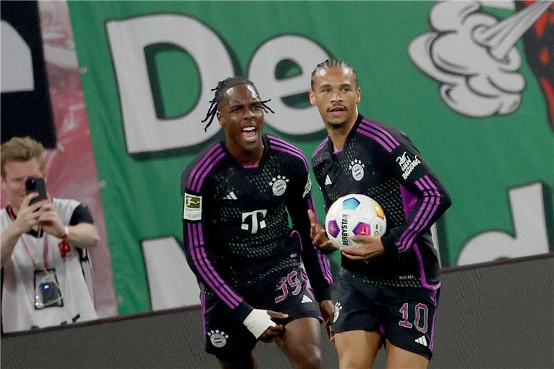 Zumindest einen Punkt konnten die Bayern um Torschütze Leroy Sané (r) mit aus Leipzig nehmen.