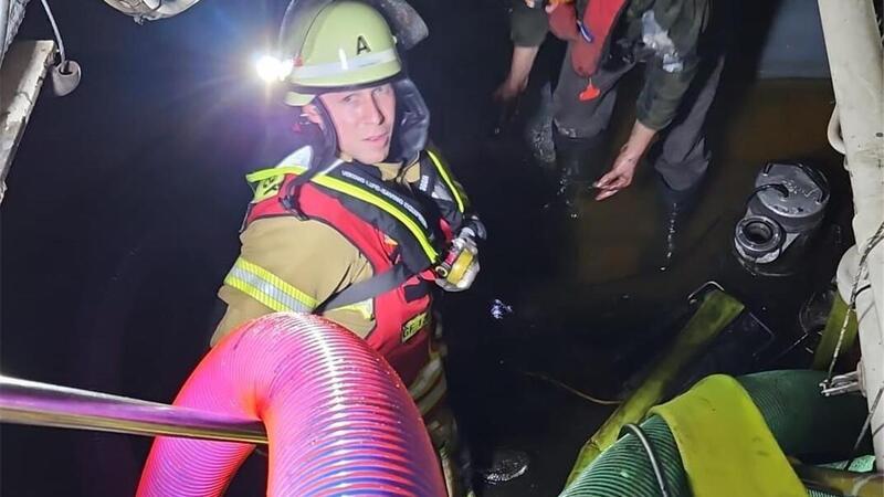 Zunächst machten sich die Feuerwehrleute daran, den Maschinenraum des Schiffes leerzupumpen.