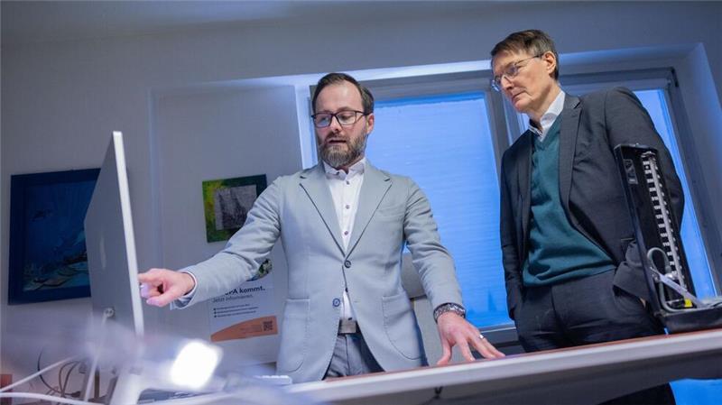 Lauterbach schwärmt von E-Akte - und betont deren Sicherheit Zunächst soll es eine vierwöchige Pilotphase in Nordrhein-Westfalen, Franken (Bayern) und Hamburg geben.