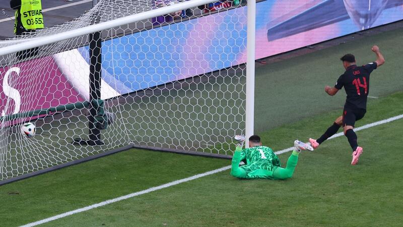 „Durch die Hölle gegangen“: Gjasula erlebt Höhen und Tiefen Zunächst trifft Albaniens Qazim Laçi (r) gegen Kroatiens Torhüter Dominik Livakovic zum 1:0.