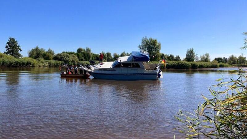 Zunächst wurde der Eigner mit dem Feuerwehrboot von seinem manövrierunfähigen Boot von Bord geholt.