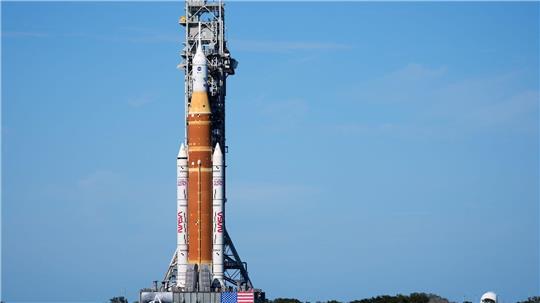 Zunächst zu Testzwecken hat die Nasa das Raketensystem auf den Startplatz gebracht. 