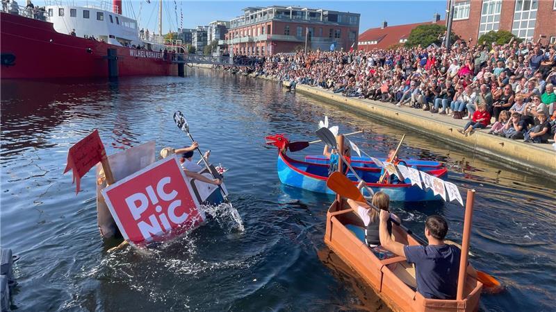 Zur 14. Papierboot-Regatta in Wilhelmshaven sind sieben Teams angetreten, Hunderte Schaulustige verfolgten das Spektakel.