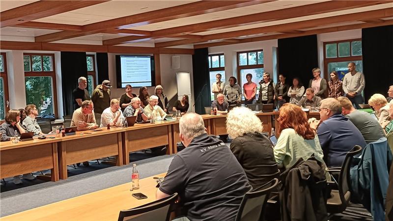 Kochen vor Ort? Essensfrage spaltet die Fredenbecker Politik Zur Abstimmung des Samtgemeinderates über ihren Antrag „Einstellung einer neuen Küchenkraft“ erhoben sich Eltern und Kitavertreter.