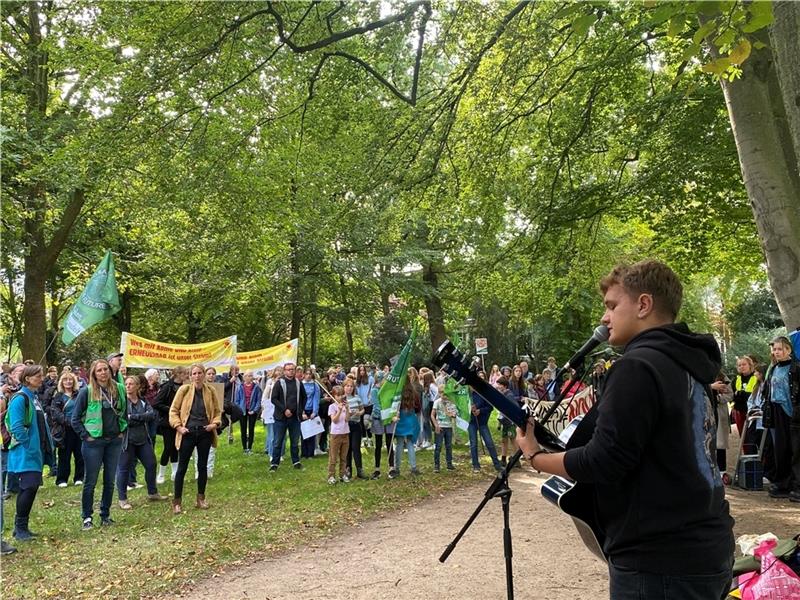 Klimastreik: 200 Menschen demonstrieren in Buxtehude Zur Auftaktkundgebung im Stadtpark spielte Patrik Bruhn „People live her“ von Rise Against.