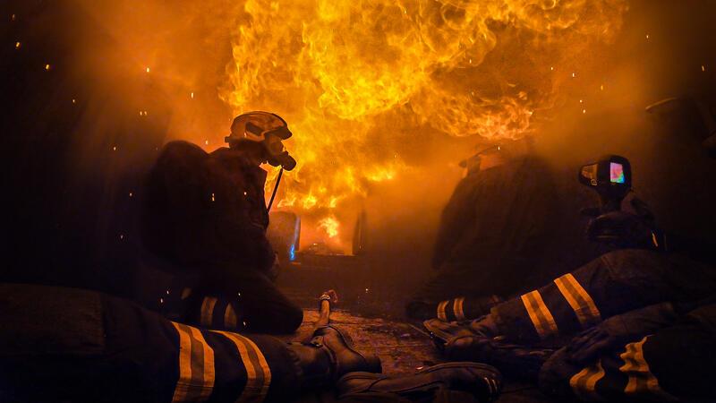 Traumjob Berufsfeuerwehr? So hart und riskant ist die Arbeit als Feuerwehrmann Zur Ausbildung in der Berufsfeuerwehr zählen auch Übungseinsätze in Brandcontainern.