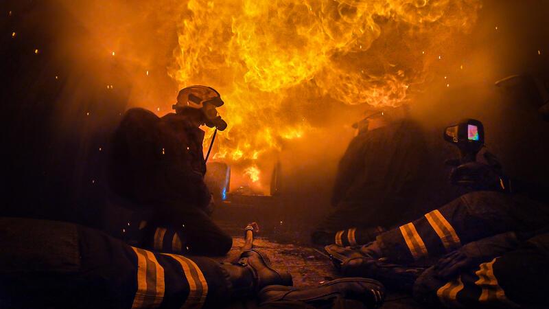 Zur Ausbildung in der Berufsfeuerwehr zählen auch Übungseinsätze in Brandcontainern.