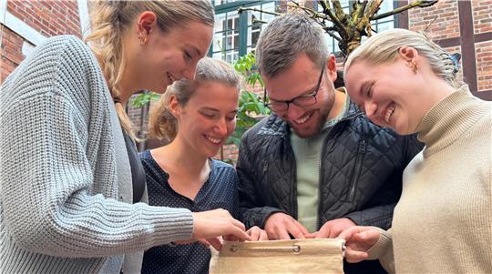 Zur Begrüßung gab es einen Sack voll Informationen: Emma Scibbe, Vanessa Hentze, Marvin Marquardt und Sophie K. (von links) haben ihre Praktika im Landkreis gestartet.