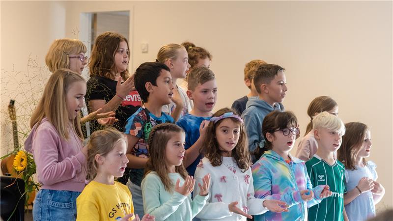 Millionen-Projekt eingeweiht: Kinder gestalten Schule in Hammah mit Zur Begrüßung sang der Schulchor.