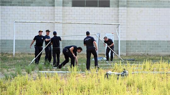 Einsatzkräfte der Feuerwehr aus Nordrhein-Westfalen und Niedersachsen schlagen in der Region Extremadura ihr Camp auf.