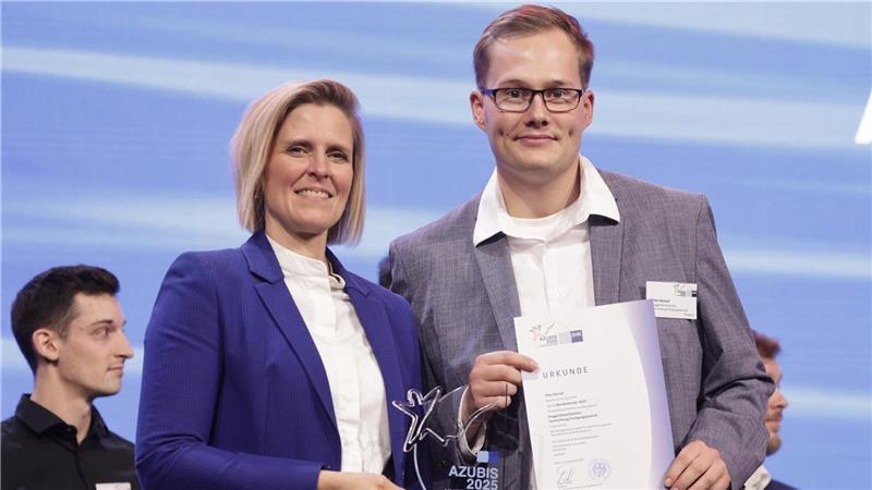 Zur Bundesbestenehrung in Berlin erhält Finn Henzel die verdiente Urkunde. Neben ihm steht Swaantje Creusen, die Vorsitzende des DIHK-Bildungsausschusses. 