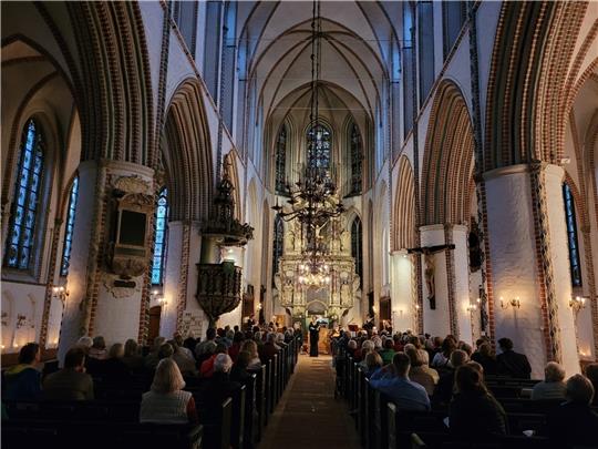 Zur Dämmerung erklingt in St. Petri „Music for a While“. Foto: Rabea Bée