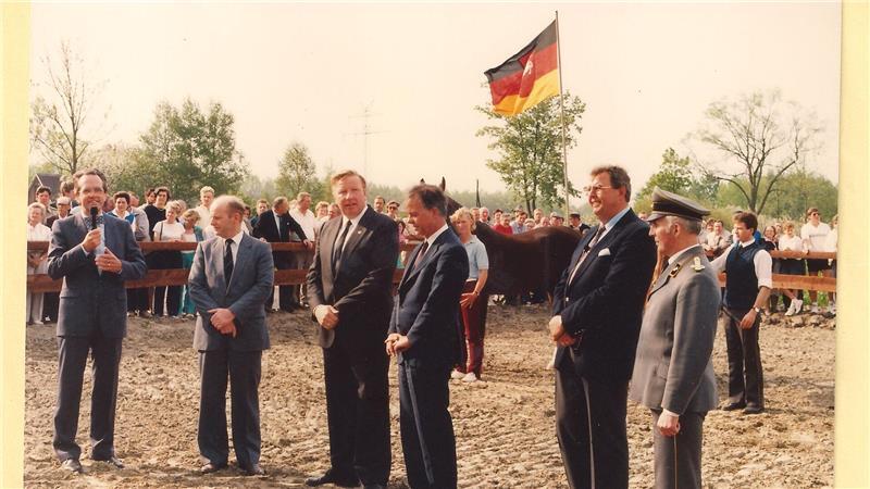 Zur Einweihung der neuen Deckstation in Landesbrück kam auch Niedersachsens Ministerpräsident Ernst Albrecht (Dritter von rechts).