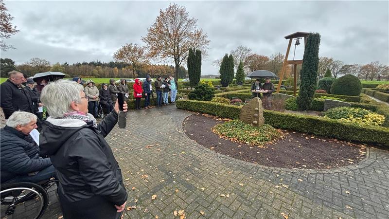 Neuer Glockenturm für den Friedhof: Ein Stück Belgien läutet nun in Hohenhausen Zur Einweihung des neuen Glockenturms kamen viele Bürgerinnen und Bürger.