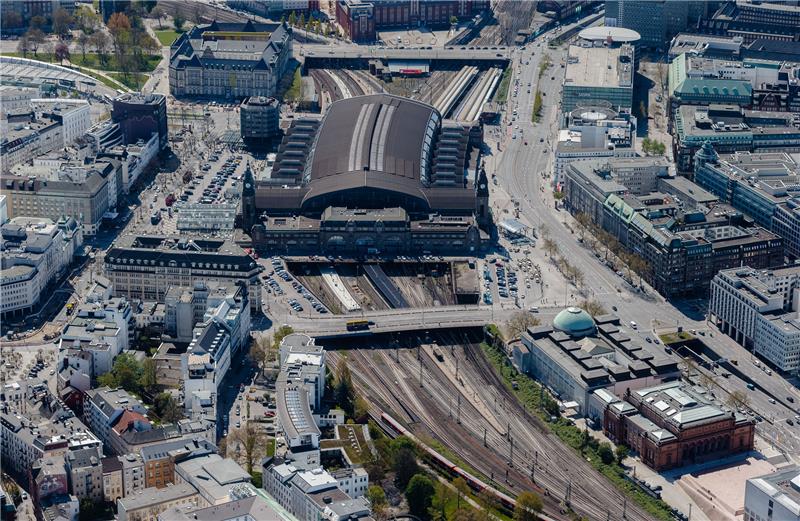 Zur Entlastung des bundesweit wichtigen Bahnknotens Hamburg plant die Deutsche Bahn einen rund 6 Kilometer langen Tunnel zwischen dem Hauptbahnhof und Altona. Foto: Markus Scholz/dpa