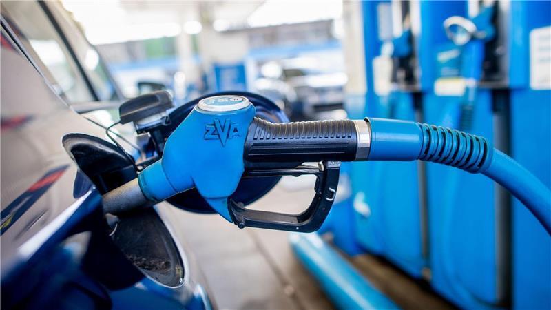 Zur Entlastung von den enormen Spritpreisen setzen Hamburgs Grüne auf eine Übergewinnsteuer für Mineralölkonzerne sowie auf eine Senkung der Stromsteuer für alle. (Archivbild)