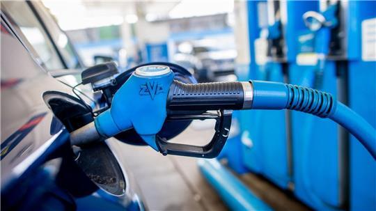 Zur Entlastung von den enormen Spritpreisen setzen Hamburgs Grüne auf eine Übergewinnsteuer für Mineralölkonzerne sowie auf eine Senkung der Stromsteuer für alle. (Archivbild)